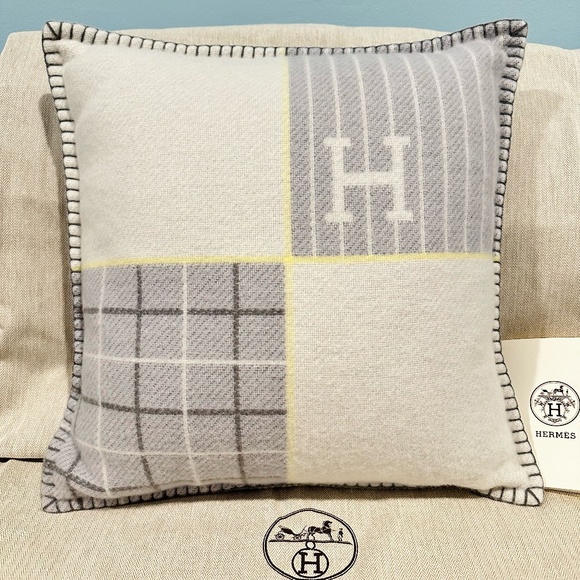 NEW Set of 2 HERMES Avalon Small Baby Pillow Cashmere Gris Perle w/ Receipt - Picture 3 of 10